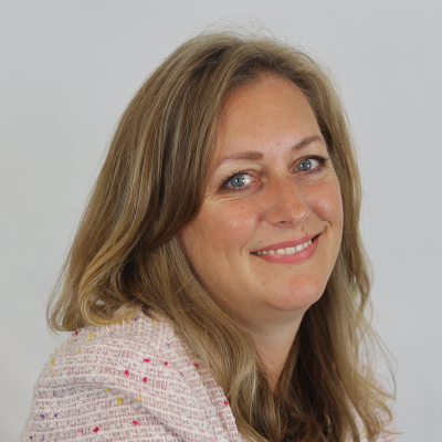 Veronika 400x400 Headshot